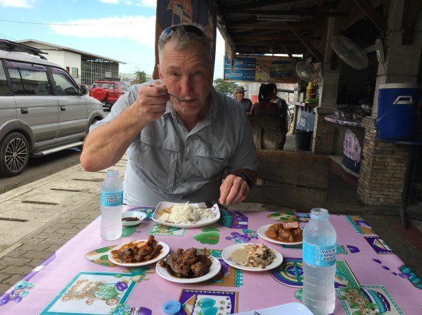 Peter i gang med frokost på et eatery.