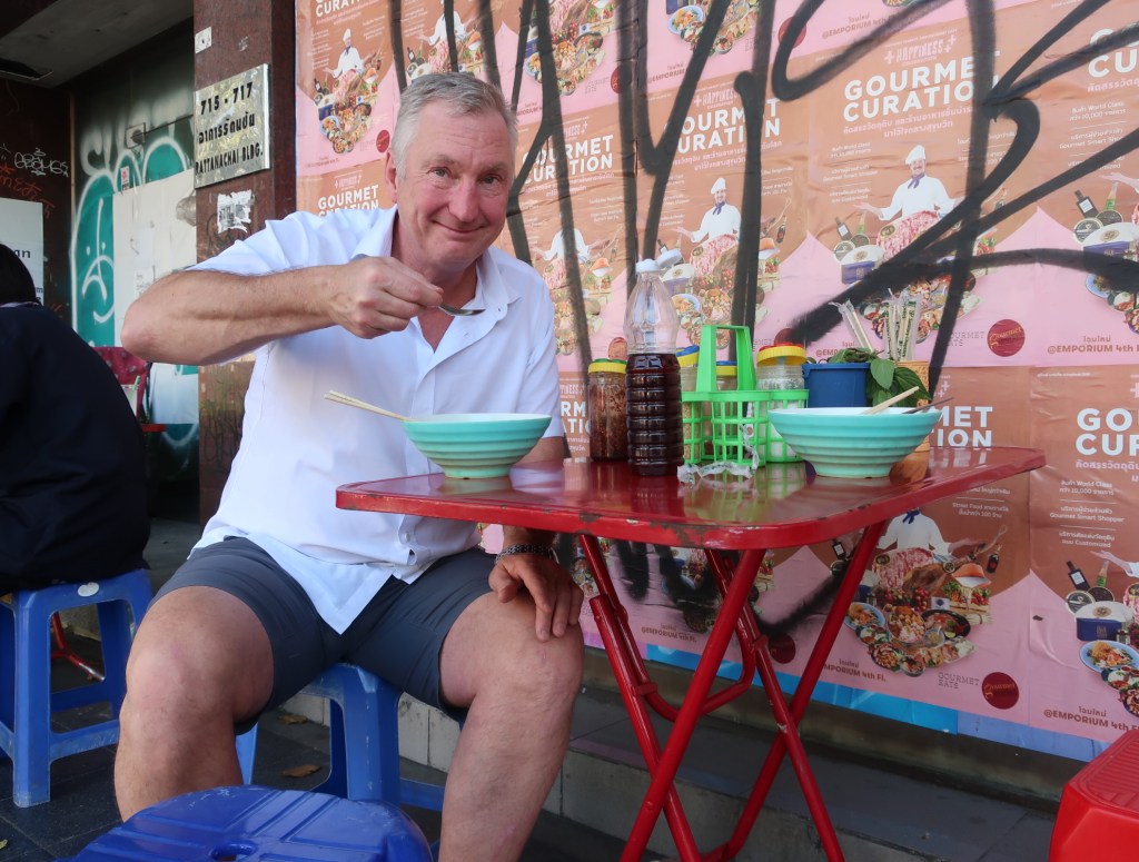 Vores første frokost - en skøn nuddelsuppe på et gadekøkken midt i Bangkok.